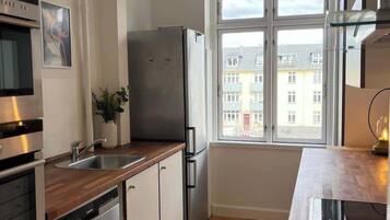 Frigorífico, microondas, horno y placa de cocina