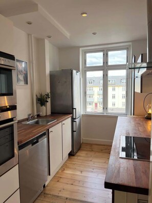Fridge, microwave, oven, stovetop