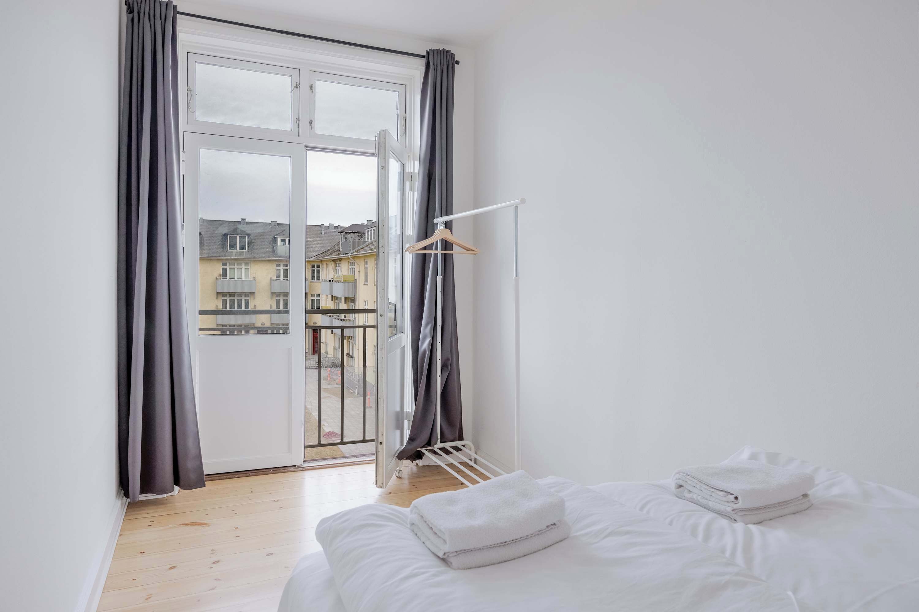 2 bedrooms, desk, iron/ironing board, WiFi