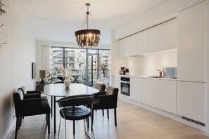 Fridge, microwave, oven, stovetop - Water Front View - Prime Apartment (København)