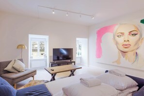 3 bedrooms, desk, iron/ironing board, travel crib