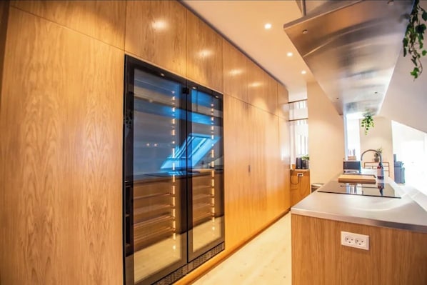 Frigorífico, horno, placa de cocina y lavavajillas