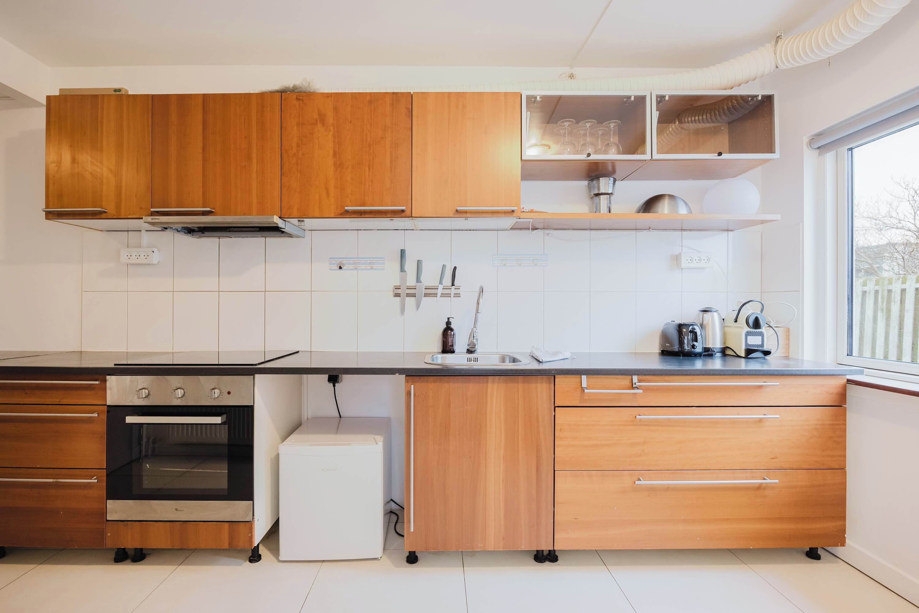 冷蔵庫、電子レンジ、オーブン、コンロ