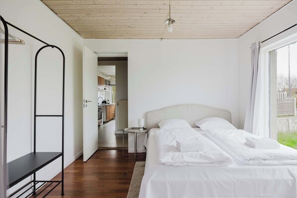 2 bedrooms, iron/ironing board, WiFi, bed sheets