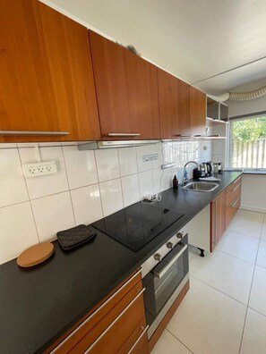 Frigorifero, forno, piano cottura, lavastoviglie