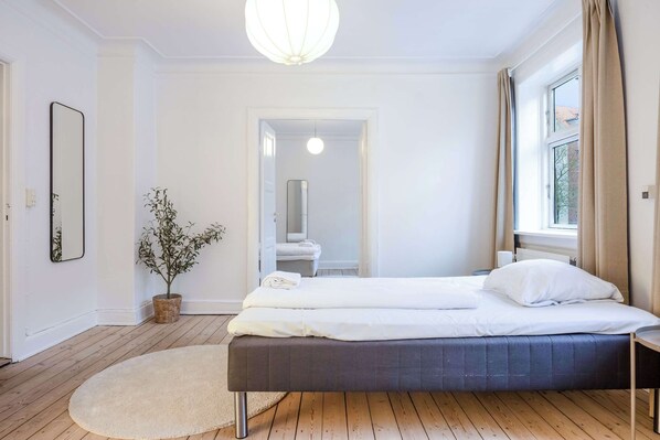 2 bedrooms, iron/ironing board, WiFi, bed sheets