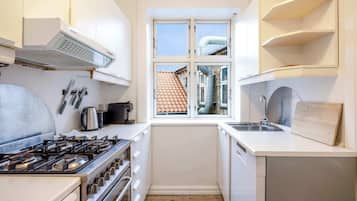 Køleskab, mikrobølgeovn, ovn, kogeplade