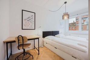 1 Schlafzimmer, Schreibtisch, Bügeleisen/Bügelbrett, Reisekinderbett