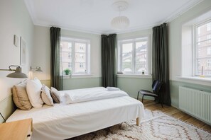 3 bedrooms, desk, iron/ironing board, travel crib