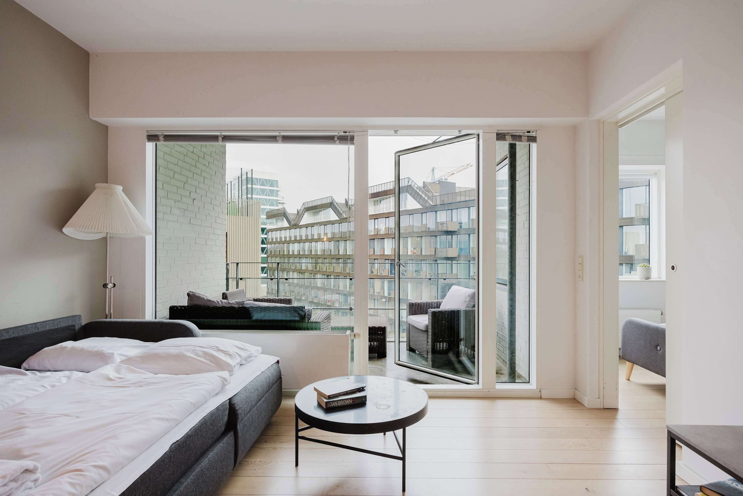 1 soverom, skrivebord, strykejern/-brett og reiseseng for barn