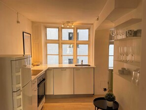 Kjøleskap, mikrobølgeovn, ovn og kokeplater