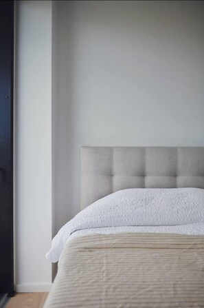 1 Schlafzimmer, Schreibtisch, Bügeleisen/Bügelbrett, Reisekinderbett