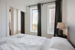 1 slaapkamer, een bureau, een strijkplank/strijkijzer, wifi