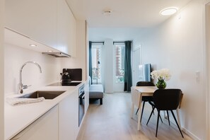 Fridge, microwave, oven, stovetop - Elegant Apartment Lovely City Views (København)