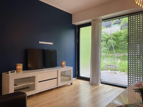 Televisión y oficina 