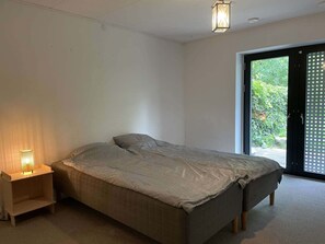 2 bedrooms, desk, iron/ironing board, WiFi