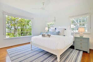 4 bedrooms, desk, iron/ironing board, WiFi