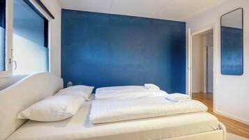 1 slaapkamer, een bureau, een strijkplank/strijkijzer, wifi