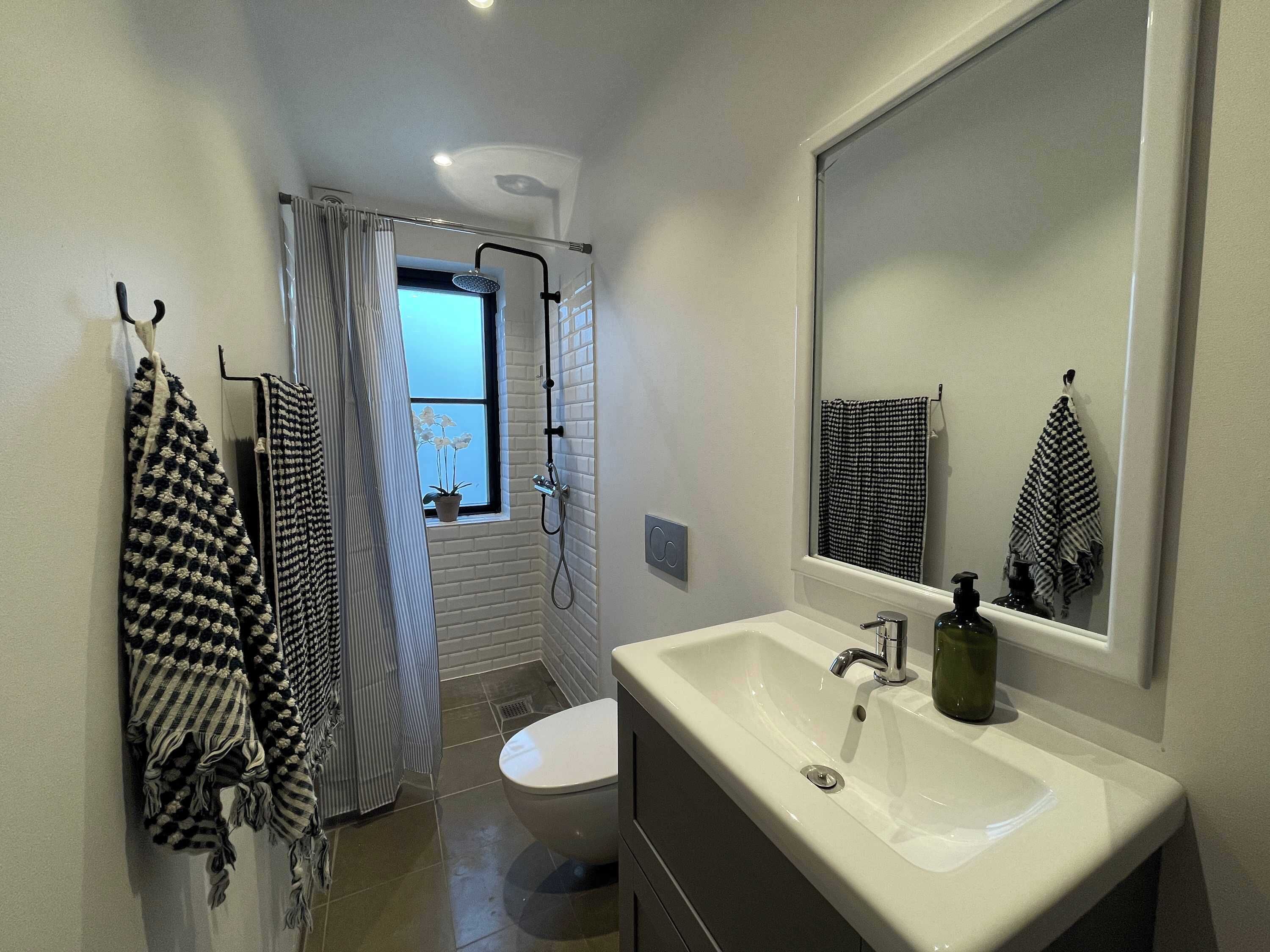 Regadera, secadora de cabello, toallas 