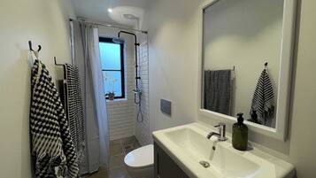 Regadera, secadora de cabello, toallas