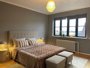 3 عدّة غرف نوم ومكواة/لوح كي وسرير سفر وواي  فاي