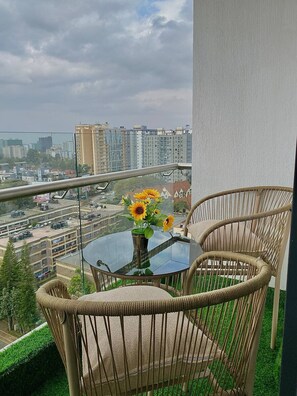 Outdoor dining - Soft Escape - Cozy Bar + Views Lavington (Nairobi)