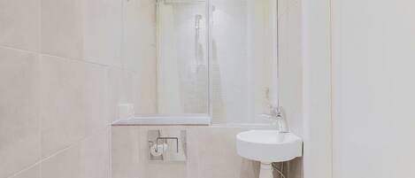 Douche, séchoir à cheveux, serviettes fournies