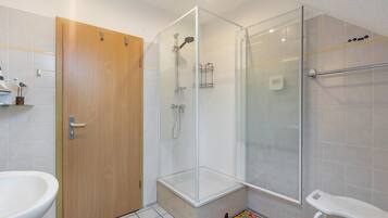 Douche, sĂšche-cheveux, serviettes fournies