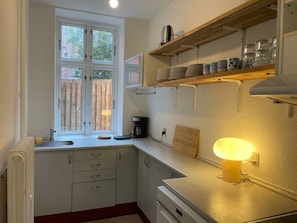 冷蔵庫、電子レンジ、オーブン、コンロ