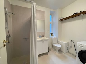 シャワー、ヘアドライヤー、タオル