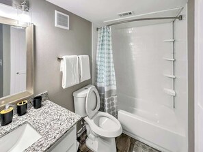 Shower - 2107 · Addison, Free park, Wi-Fi, Pool and Gym (Addison)