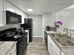 Fridge, microwave, oven, stovetop - 2107 · Addison, Free park, Wi-Fi, Pool and Gym (Addison)