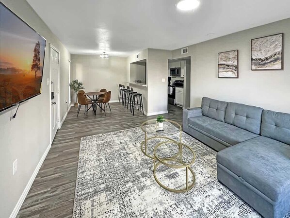 TV - 2107 · Addison, Free park, Wi-Fi, Pool and Gym (Addison)