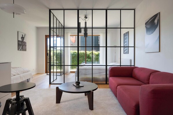 2 bedrooms, desk, iron/ironing board, WiFi