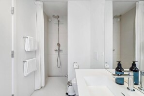 Dusche, Haartrockner, Handtücher