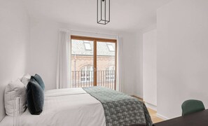 5 bedrooms, desk, iron/ironing board, WiFi