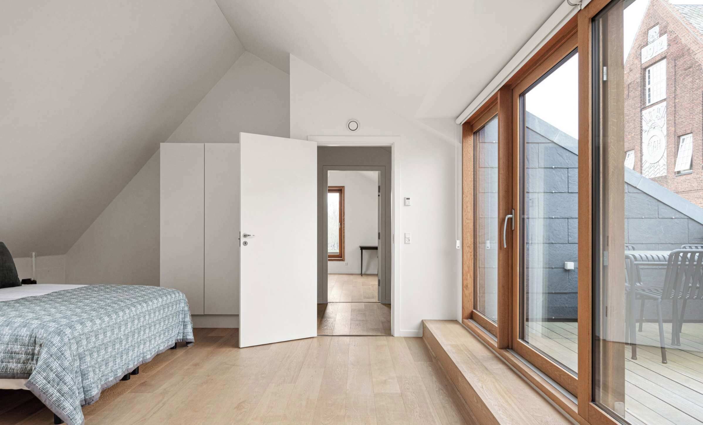 5 bedrooms, desk, iron/ironing board, WiFi