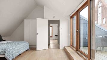 5 bedrooms, desk, iron/ironing board, WiFi