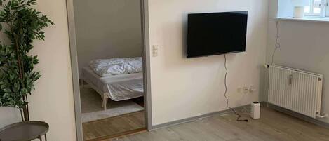 2 habitaciones, escritorio, tabla de planchar con plancha y wifi