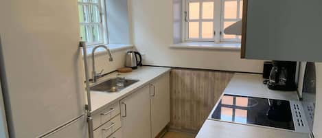 Køleskab, mikrobølgeovn, ovn, kogeplade