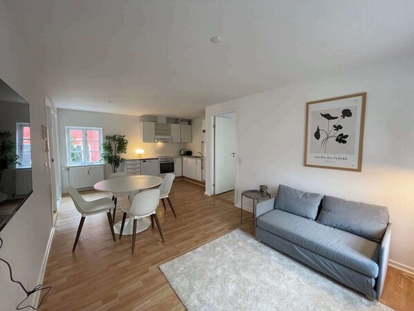 Televisión y oficina 