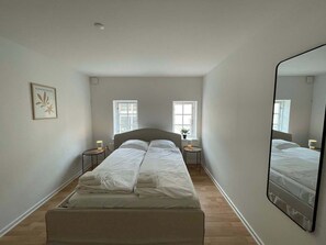 1 dormitori, escriptori, planxa i posts de planxar i wifi