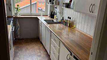 Køleskab, mikrobølgeovn, ovn, kogeplade