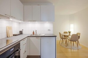 Fridge, oven, stovetop, coffee/tea maker