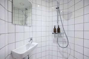 Suihku, ilmaiset hygieniatuotteet, hiustenkuivaaja, pyyhkeet