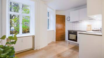 Køleskab, ovn, kogeplade, kaffe-/temaskine