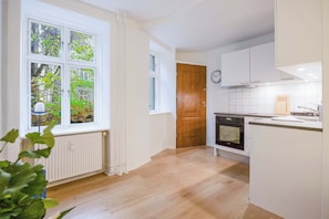 Jääkaappi, uuni, liesi, kahvin-/teenkeitin