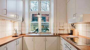 Køleskab, mikrobølgeovn, ovn, kogeplade