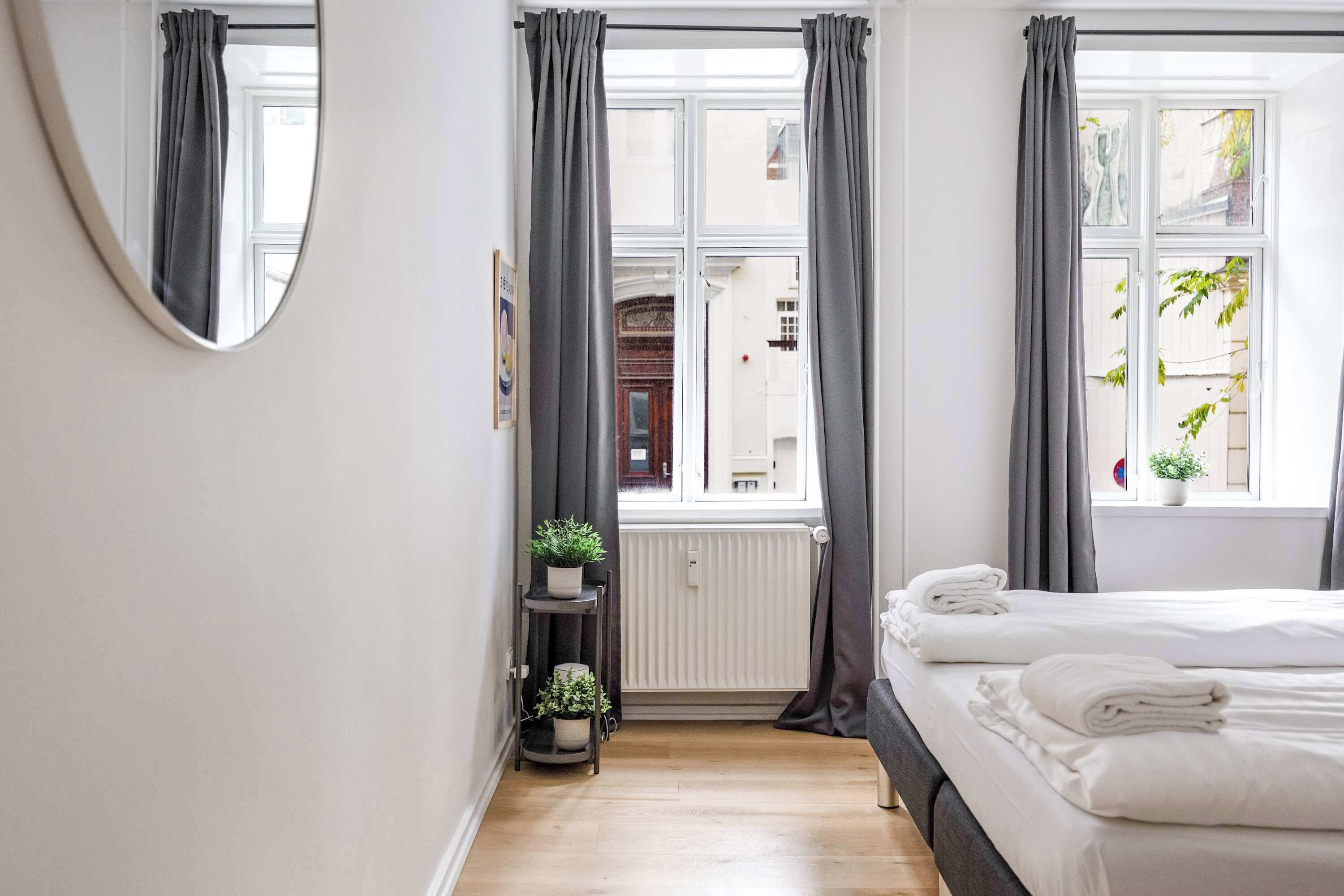 Tabla de planchar con plancha, cuna de viaje, wifi y ropa de cama 