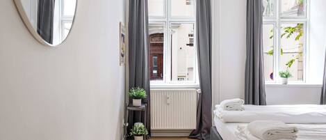 Tabla de planchar con plancha, cuna de viaje, wifi y ropa de cama